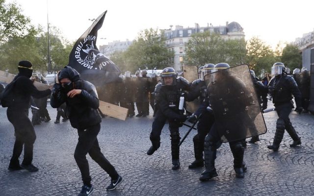 Affrontements entre militants "antifa" et forces de police après l'annonce des résultats du premier tour de l'élection présidentielle française, à Paris, le 23 avril 2017. (Crédit : Thomas Samson/AFP)