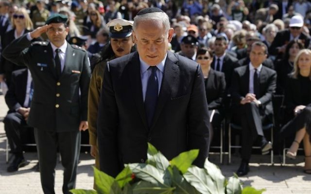 Le Premier ministre Benjamin Netanyahu pendant la cérémonie officielle de Yom HaShoah, à Yad Vashem, à Jérusalem, le 24 avril 2017. (Crédit : Amir Cohen/Pool/AFP)