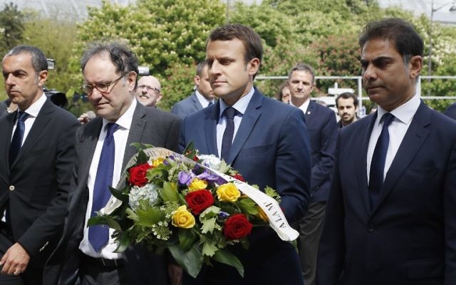 Emmanuel Macron, avec Mourad Franck Papazian, à droite, et Ara Toranian, 2e à gauche, pendant une cérémonie de commémoration du génocide arménien de 1915, à Paris, le 24 avril 2017. (Crédit : François Guillot/Pool/AFP)