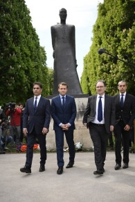 Emmanuel Macron, avec Mourad Franck Papazian, à gauche, et Ara Toranian, 2e à droite, pendant une cérémonie de commémoration du génocide arménien de 1915, à Paris, le 24 avril 2017. (Crédit : Lionel Bonaventure/Pool/AFP)