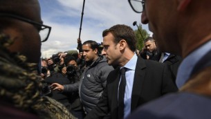 Emmanuel Macron, candidat du mouvement En Marche ! à l'élection présidentielle française, à l'usine Whirlpool d'Amiens, le 26 avril 2017. (Crédit : Eric Feferberg/AFP)