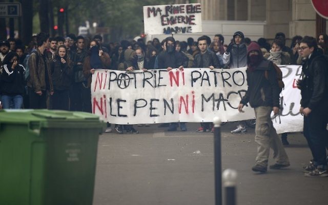 Les étudiants participant à une manifestation contre les résultats du premier tour de l'élection présidentielle française le 27 avril 2017 à Paris (Crédit : AFP PHOTO / Lionel BONAVENTURE)