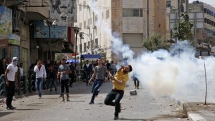 Des manifestants palestiniens jettent des pierres lors d'affrontements avec des soldats israéliens dans la ville de Hébron, en Cisjordanie, le 27 avril 2017. Illustration. (Crédit : Hazem Bader/AFP)