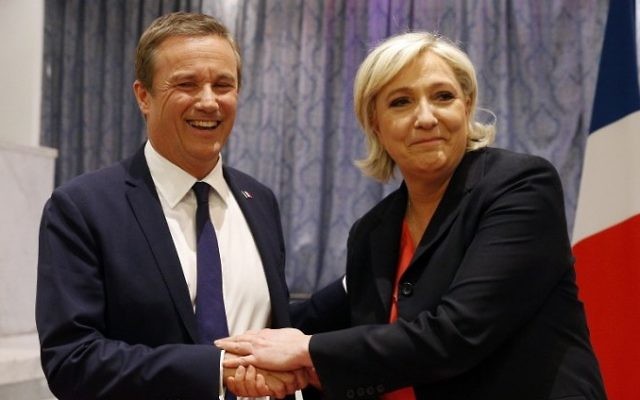 La présidente et le Premier Ministre ? Nicolas Dupont-Aignan et Marine Le Pen, au siège du Front national, à Paris, le 29 avril 2017. (Crédit : Geoffroy van der Hasselt/AFP)