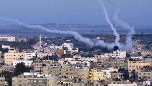 Des nuages de fumée tracent le parcours de missiles palestiniens tirés depuis le nord-est de Gaza le 21 août 2014 (Crédit : AFP/ROBERTO SCHMIDT)