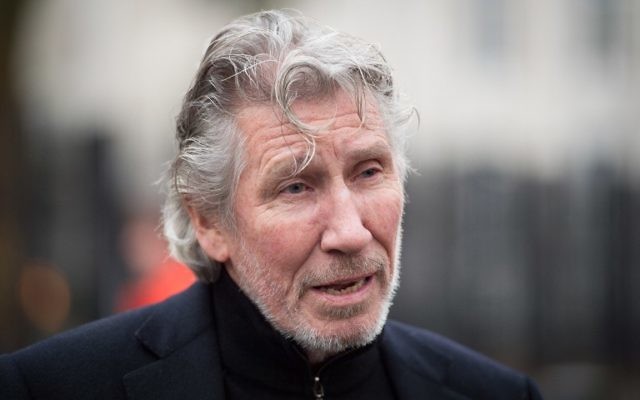 Roger Waters, ancien du groupe britannique Pink Floyd, devant l'ambassade américaine de Londres, le 13 février 2015. (Crédit : Leon Neal/AFP)