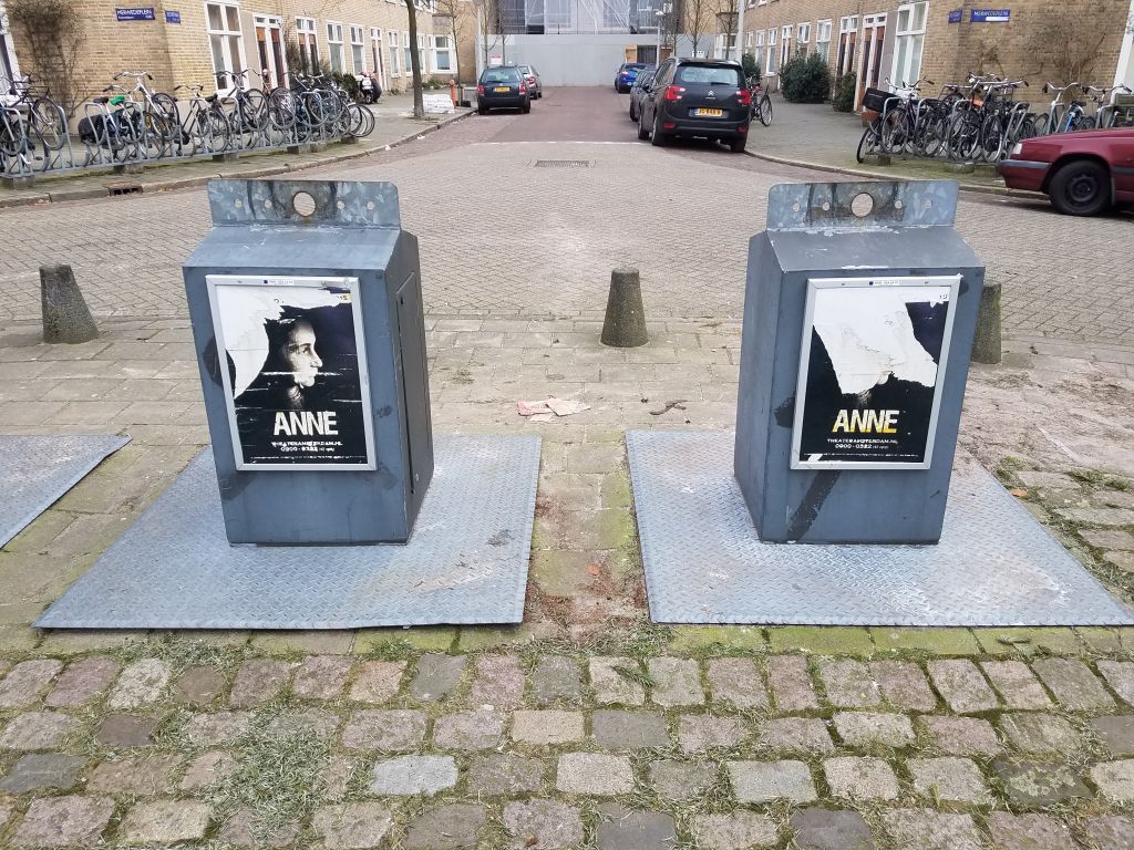 Des affiches pour la pièce 'Anne', qui parle d'Anne Frank, près de l'appartement où vivant la famille Frank jusqu'en 1942. (Crédit : Matt Lebovic/The Times of Israel)