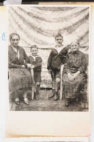 Berta Keller, à gauche, et ses enfants Siegfried (Shimon) et Kurt, et la tante de Berta, Esther, à Werden, en Allemagne, dans les années 1920 (Autorisation : Yad Vashem)