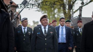 Gadi Eizenkot, chef d'Etat-major de l'armée israélienne, mène une délégation militaire au camp d'extermination d'Auschwitz-Birkenau avant Yom HaShoah, le 23 avril 2017. (Crédit : unité des porte-paroles de l'armée israélienne)