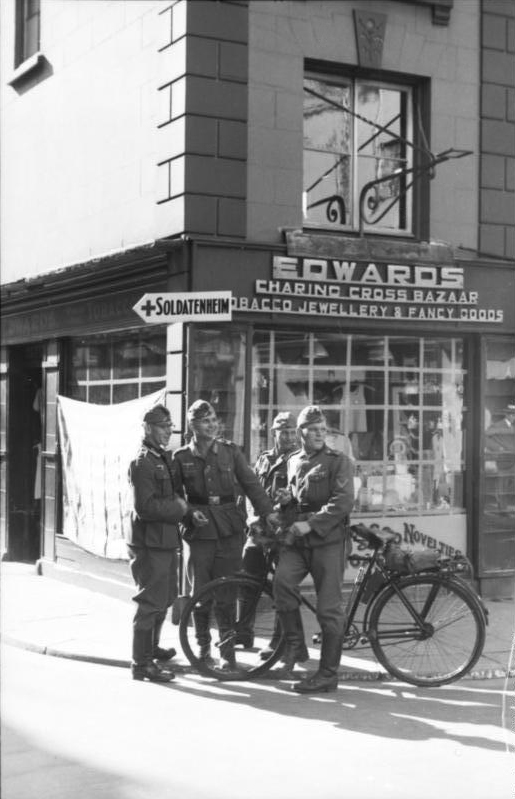 Des soldats allemands à un carrefour de Jersey durant l'occupation des îles anglo-normandes pendant la seconde guerre mondiale (Crédit : Domaine public)
