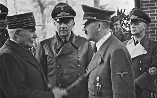 L'entrevue de Montoire, le 3 octobre 1940, entre le maréchal Pétain et Adolf Hitler. (Crédit : Wikimedia Commons)