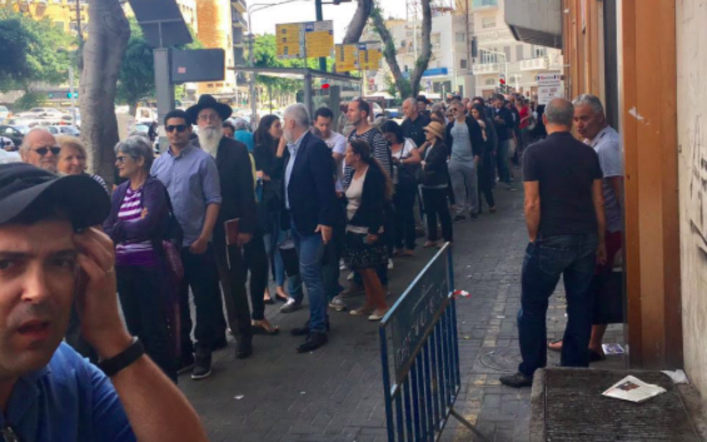 La file d'attente devant le consulat à Tel Aviv, le jour du premier tour des élections présidentielles françaises 2017. (Crédit : Leslie Gahnassia/Times of Israel)