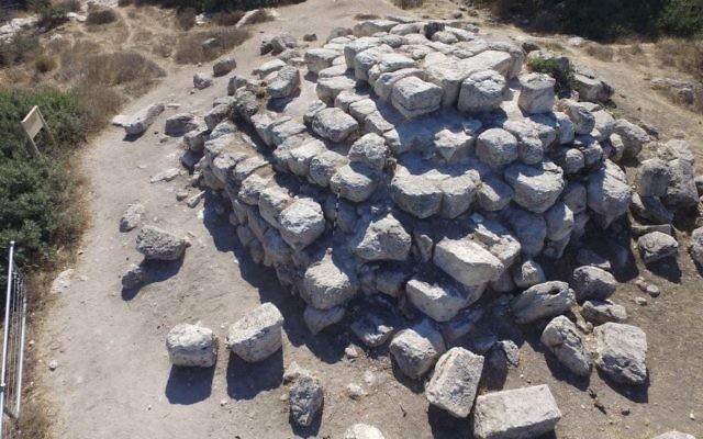 Une structure pyramidale étagée datant de la période romaine à Khirbet Midras dans les collines de Judée (Crédit David Behr et Rotem Shfaim, Agro Drone)
