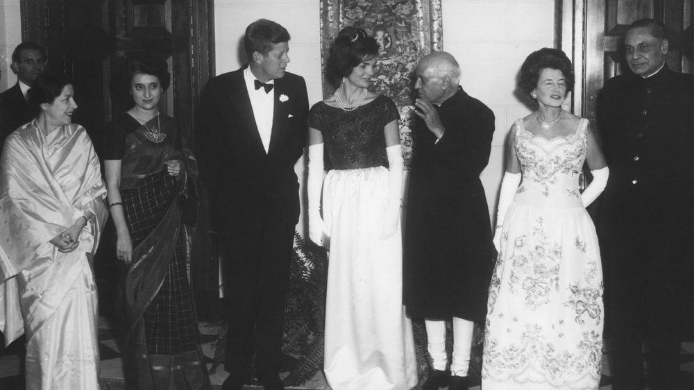 Un dîner à l'ambassade indienne de Washington avec de gauche à droite : Shobha Nehru; Indira Gandhi; le président américain Kennedy; la première dame Jacqueline Kennedy; le Premier ministre indien Jawaharlal Nehru; Rose Kennedy; aet l'ambassadeur indien BK Nehru. (Crédit : Domaine public, Maison Blanche, Wikimedia Commons)