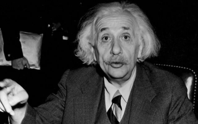 Albert Einstein en 1946. (Crédit : Central Press/Getty Images via JTA)