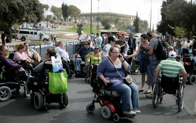 Une manifestation devant les ministères des Affaires sociales et des Finances rassemblant des centaines de personnes handicapées à Jérusalem, le 25 octobre 2010. Illustration. (Crédit : Abir Sultan/Flash90)