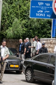 Le Premier ministre Benjamin Netanyahu, quitte l'habitation de feu son père Benzion Netanyahu à Jérusalem le 30 avril 2012 (Crédit : Noam Moskowitz/Flash90)