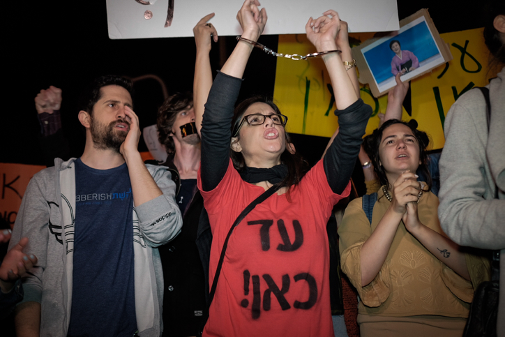 Des Israéliens et des employés de la nouvelle corporation de radiodiffusion protestent contre l'intention de démanteler le département de l'information de la nouvelle entité et contre la réhabilitation de l'Autorité de radiodiffusion existante , à Tel Aviv le 1er avril 2017. (Crédit :Tomer Neuberg/Flash90)