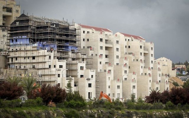 Des constructions dans l'implantation israélienne de Kiryat Arba, près de Hébron en Cisjordanie, le 2 avril 2017. (Crédit : Wisam Hashlamoun/Flash90)