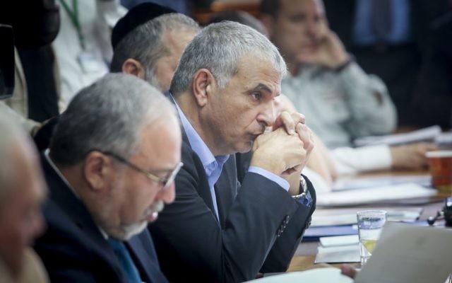 Moshe Kahlon, ministre des Finances, pendant la réunion hebdomadaire du cabinet dans les bureaux du Premier ministre, à Jérusalem, le 23 avril 2017. (Crédit : Alex Kolomoisky/Pool)