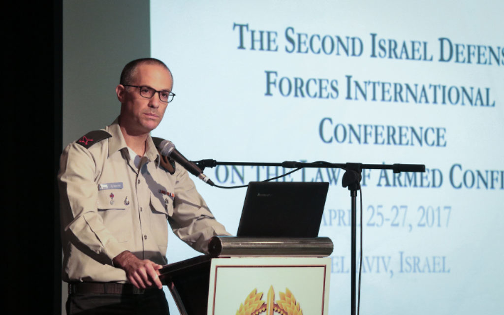 L'Avocat général des armées, le général Sharon Afek, s'exprime lors de la conférence sur le droit des conflits armés aux abords de Tel Aviv, le 25 avril 2017 (Crédit : Roy Alima/Flash90)