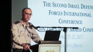 L'avocat militaire général, le général brigadier Sharon Afek s'exprime lors de la conférence sur le droit des conflits armés aux abords de Tel Aviv, le 25 avril 2017 (Crédit : Roy Alima/Flash90)