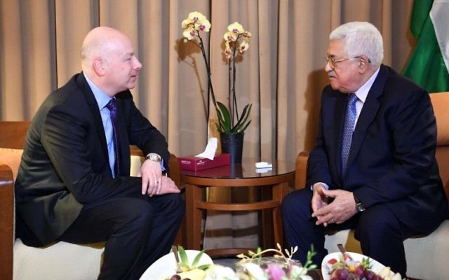 L'envoyé américain au Moyen orient Jason Greenblatt rencontre le président de l'Autorité palestinienne Mahmoud Abbas en marge du sommet de la Ligue arabe à Amman, le 28 mars 2017. (Crédit : Thair Ghnaim/Wafa)