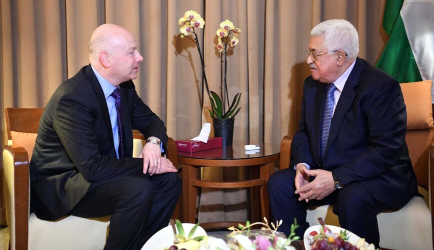 L'envoyé américain au Moyen orient Jason Greenblatt rencontre le président de l'Autorité palestinienne Mahmoud Abbas en marge du sommet de la Ligue arabe à Amman, le 28 mars 2017 (Crédit : Thair Ghnaim/Wafa)