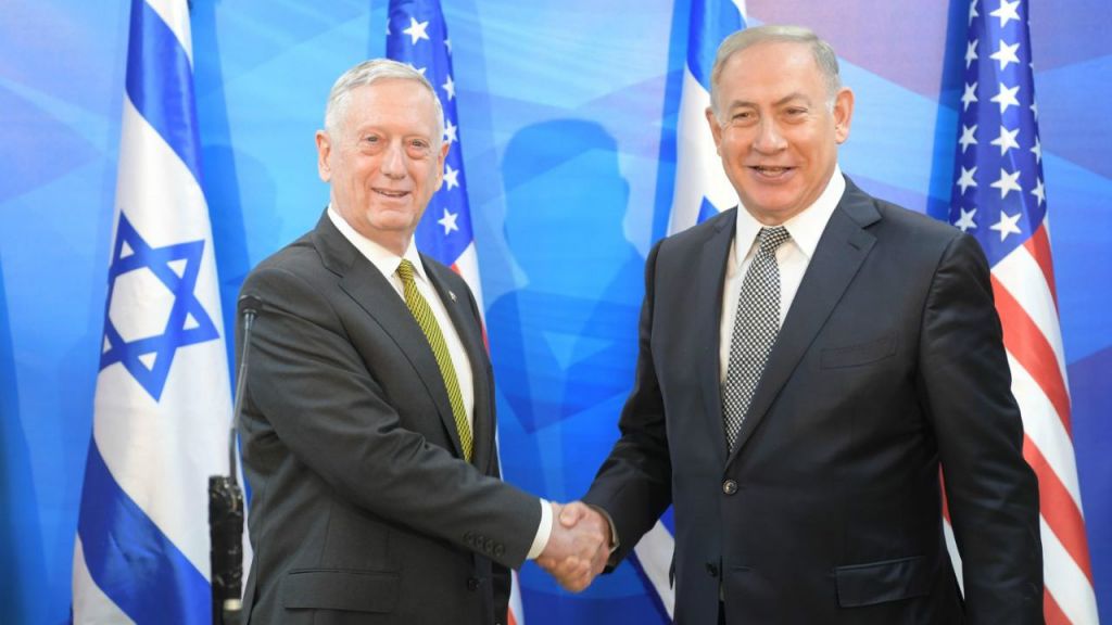 Le Premier ministre Benjamin Netanyahu (à droite) rencontre le secrétaire d'état à la Défense James Mattis à Jérusalem le 21 avril 2017 (Crédit : Amos Ben Gerschom/GPO)