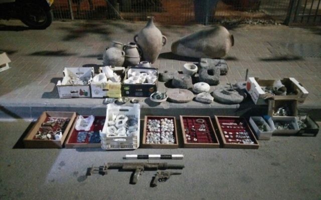 Les antiquités confisquées par la police israélienne et l’Administration civile chez un homme suspecté de trafic d’antiquités, dans le village d’Hawara en Cisjordanie, près de Naplouse, le 25 avril 2017. (Crédit : police israélienne)