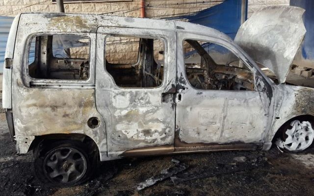 Une voiture palestinienne incendiée dans le village de Hawara, en Cisjordanie, le 26 avril 2017. (Crédit : Rabbis for Human Rights)