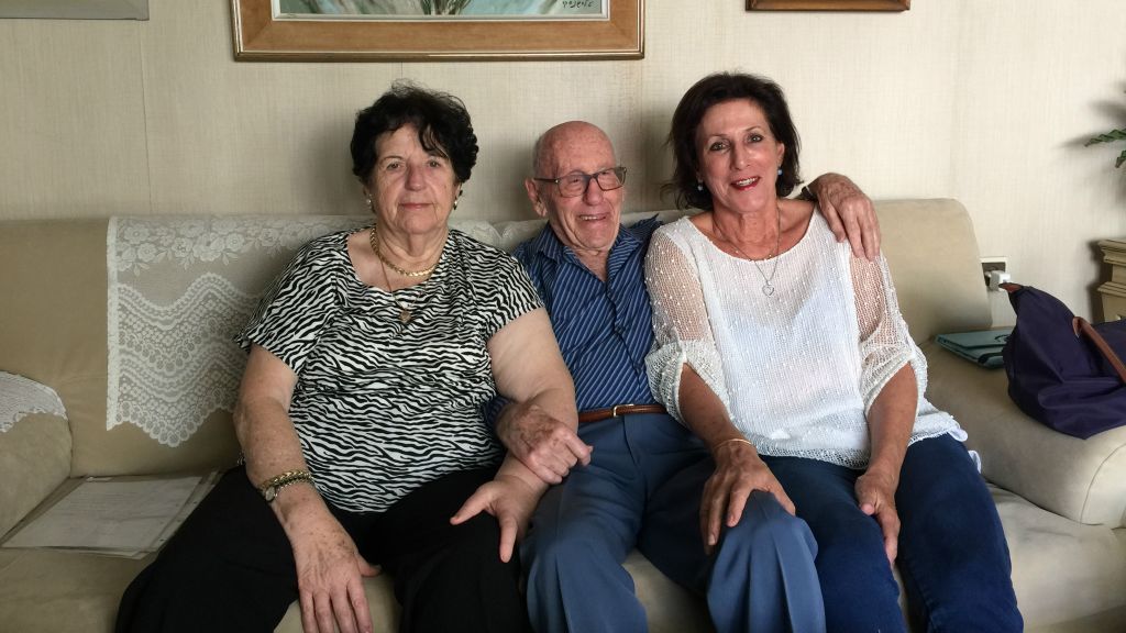 Vicky Keller, à gauche, Shimon Keller et sa fille Edna Segev ont travaillé ensemble pour traduire les dernières lettres de la mère de Shimon, Berta (Crédit : Jessica Steinberg/Times of Israel)