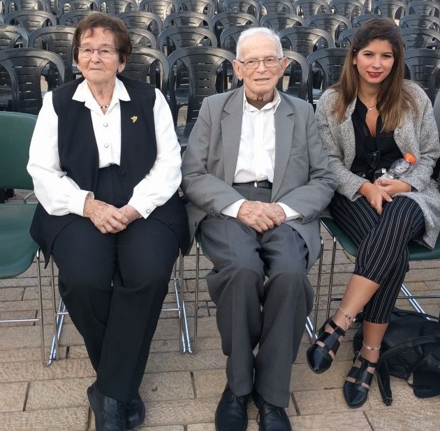Depuis la gauche, Elka Abromovitz, Moshe Ha-Elion, et Reut Ha-Elion, lors de la répétition générale de la cérémonie de commémoration 2017 de l'Holocauste à Yad Vashem (Crédit : Yaakov Schwartz/Times of Israel)