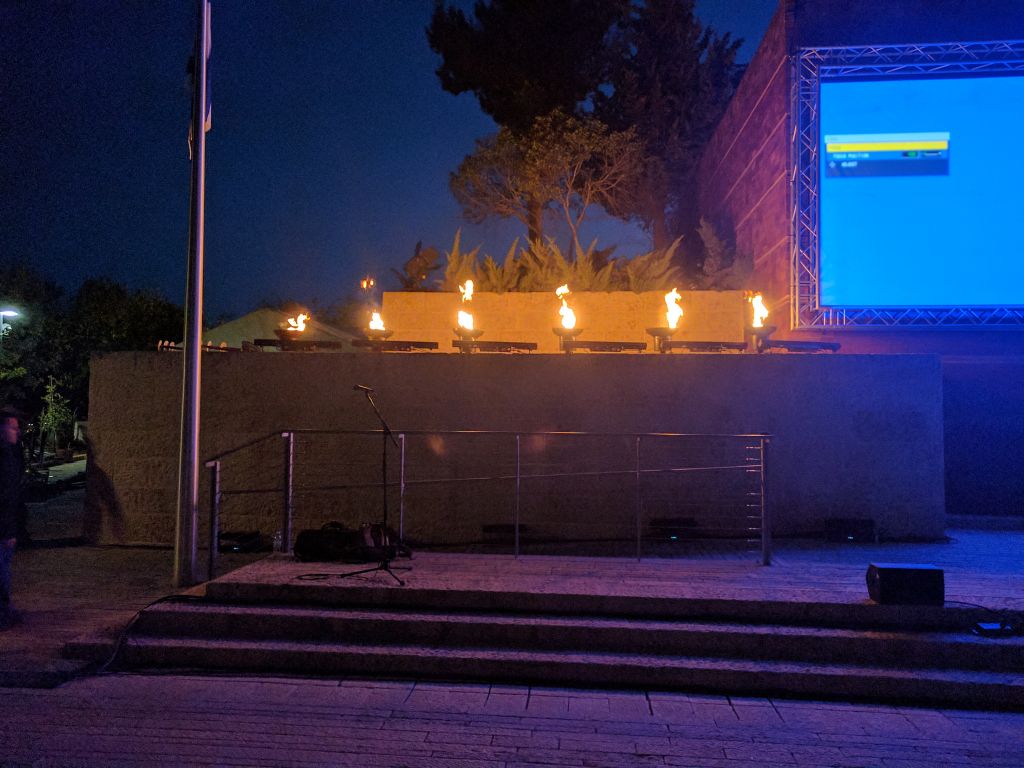 La lumière des torches flamboie lors de la répétition générale de la cérémonie organisée pour la Journée de commémoration de l'Holocauste à Yad Vashem, le 20 avril 2017 (Crédit :Yaakov Schwartz/ Times of Israel)
