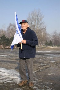 Stefan Weiss à Auschwitz en 2013. Il s'était rendu là-bas avec une délégation de membres du personnel et de résidents de Reuth (Autorisation : Reuth)