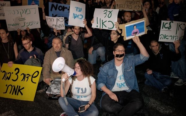 Des Israéliens et des employés de la nouvelle corporation de radiodiffusion protestent contre l'intention de démanteler le département de l'information de la nouvelle entité et contre la réhabilitation de l'Autorité de radiodiffusion existante , à Tel Aviv, le 1er avril 2017. (Crédit :Tomer Neuberg/Flash90)