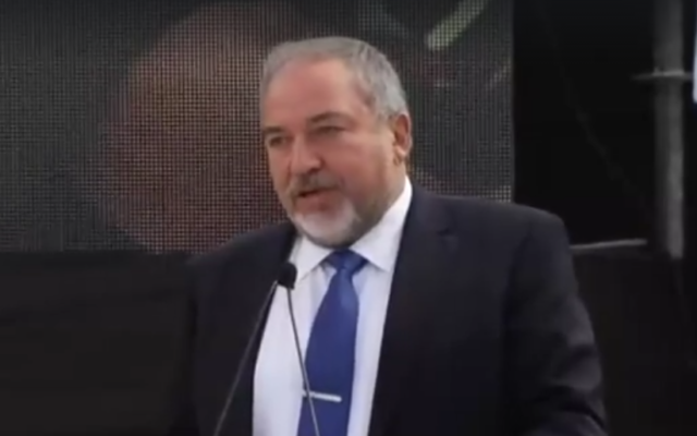 Avigdor Liberman, ministre de la Défense, pendant l'inauguration du système Fronde de David, à la base aérienne Hatzor, le 2 avril 2017. (Crédit : capture d'écran Dixième chaîne)