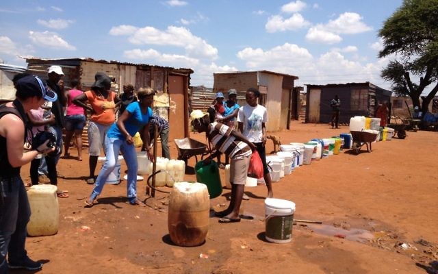 Des personnes allant chercher de l'eau dans un bidonville proche de Johannesburg, en Afrique du Sud. Illustration. (Crédit: autorisation)