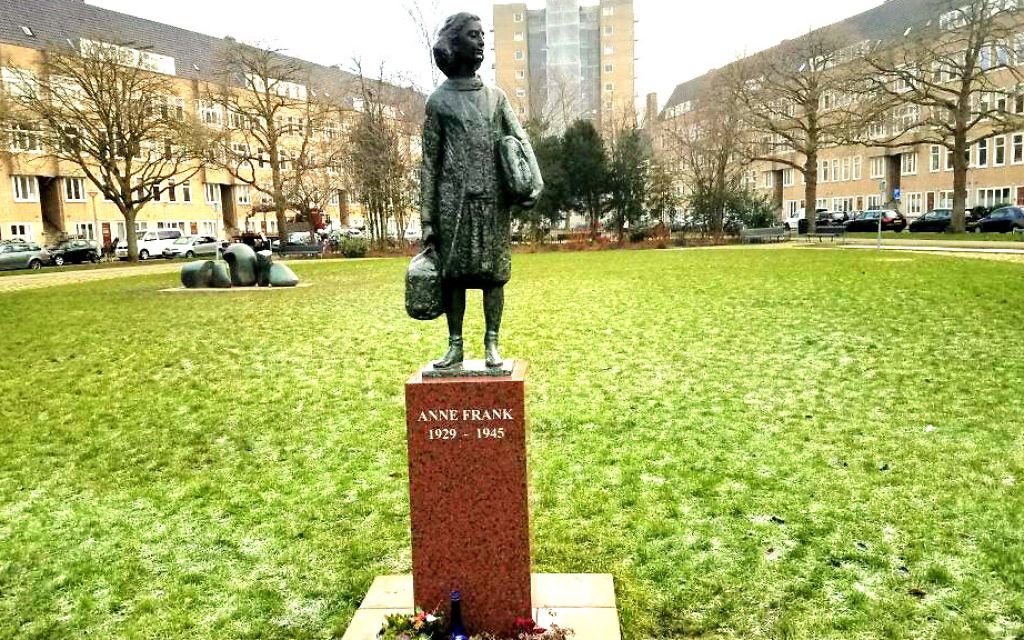 Érigée en 2005, la statue d'Anne Frank est située à proximité de l'ancien appartement de la famille Frank, dans le quartier de la rivière d'Amsterdam. Photo prise en janvier 2017. (Crédit : Matt Lebovic/The Times of Israel)