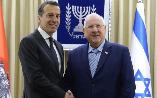 Le président Reuven Rivlin, à droite, et le chancelier autrichien Christian Kern à Jérusalem, le 23 avril 2017. (Crédit : Mark Neiman/GPO)