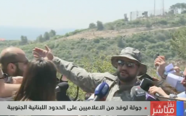L'officier du Hezbollah faisant une visite sur le terrain pour les journalistes libanais à la frontière avec Israël le 20 avril 2017. (Crédit : Capture d'écranLBC)
