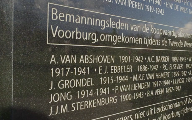 Le monument pour les victimes juives de l'Holocauste, qui comprend aussi les noms de trois soldats SS à  Leidschendam-Voorburg à l'ouest des Pays Bas (Capture d'écran : Algemeen Dagblad screenshot)