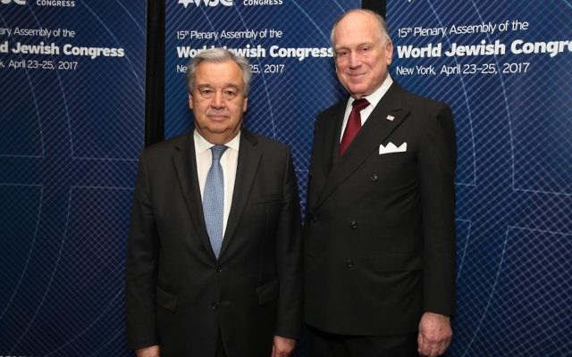 Le Secrétaire général de l'ONU Antonio Guterres avec le président du Congrès juif mondial Ronald S. Lauder, à l'assemblée plénière du Congrès à New York, le 23 avril 2017. (Crédit : Shahar Azran)
