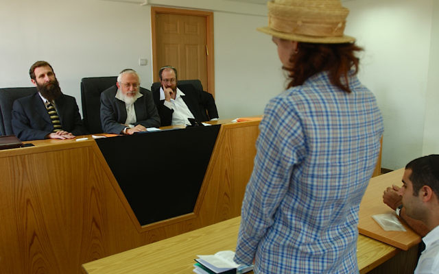 Examen d'une conversion au judaïsme par une cour rabbinique, à Jérusalem, en juillet 2003. Illustration.(Crédit : Flash90)
