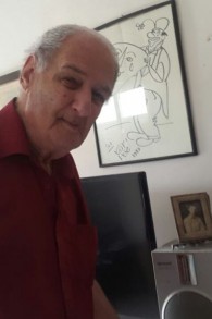 Elli Laichtner, un survivant de l'Holocauste, qui avait étudié avec le mime Marcel Marceau prend la pose à Tel Aviv, le 23 avril 2017 (Crédit : Marissa Newman/Times of Israel)