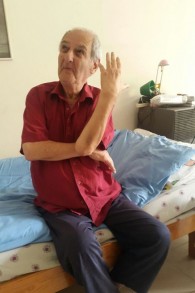 Elli Laichtner, un survivant de l'Holocauste, qui avait étudié avec le mime Marcel Marceau prend la pose à Tel Aviv, le 23 avril 2017