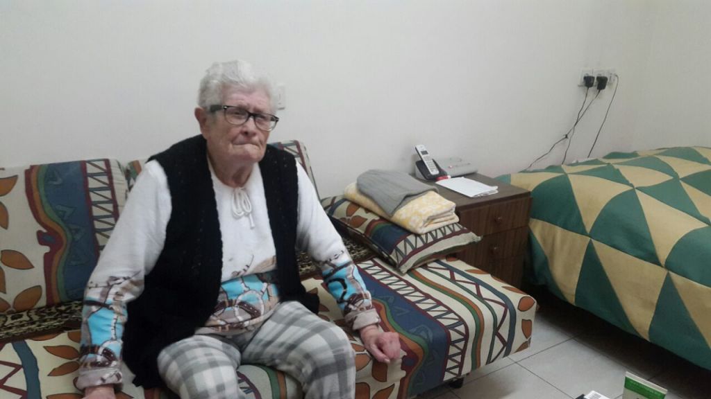 Aniuta Reznik, 85 ans, une survivante de la Shoah dans son appartement de Tel Aviv (Crédit : Marissa Newman/Times of Israel)