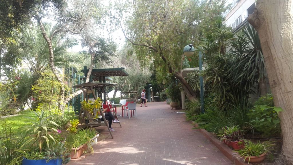 Les jardins du complexe de logements subventionnés de Reuth, dans le sud de Tel Aviv (Crédit :Marissa Newman/Times of Israel)