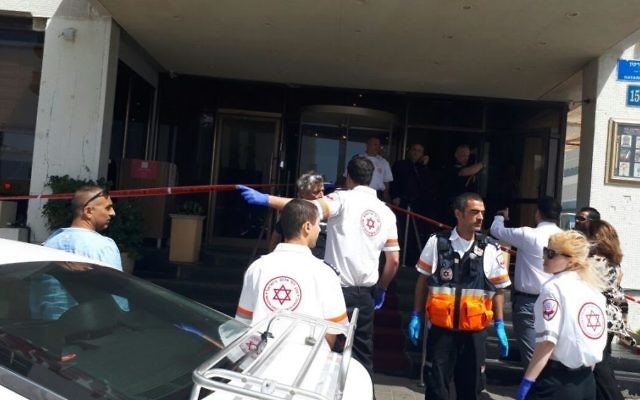Les secouristes de Magen David Adom sur la scène d'une attaque terroriste dans un hôtel de Tel Aviv, le 23 avril 2017. (Crédit : Magen David Adom)
