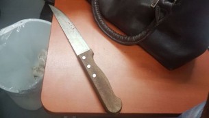 Le couteau utilisé pour poignarder une soldate au checkpoint de Qalandiya, dans le centre de la Cisjordanie, le 24 avril 2017. (Crédit : police israélienne)